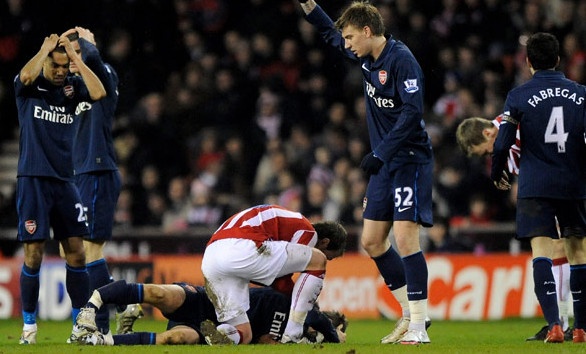 Ramsey chan thuong nang sau pha vao bong cua Shawcross hinh anh