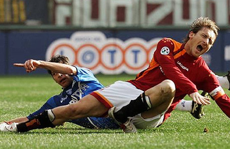 Totti chan thuong nang o tran dau voi Empoli hinh anh