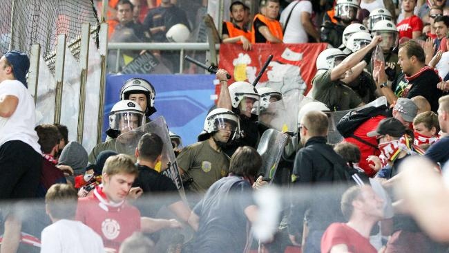 Canh sat Hy Lap dung dui cui tran ap fan Bayern hinh anh