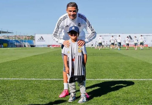 Ronaldo va dong doi chao don cha con ti nan bi ngang chan hinh anh