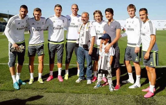 Ronaldo chup anh luu niem cung cau be di cu nguoi Syria hinh anh