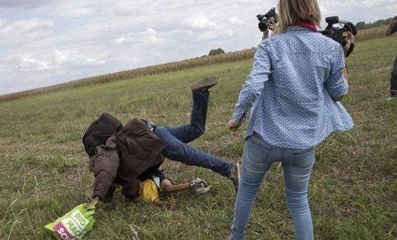 Nu phong vien ngang chan cha con ti nan hinh anh