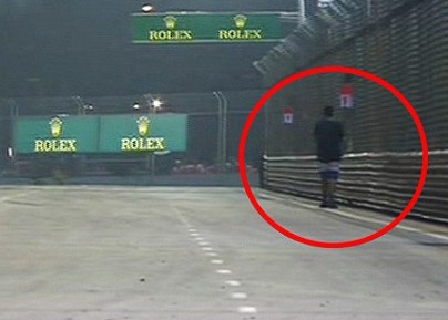 Vettel vo dich Singapore GP, phat hien fan len vao duong dua hinh anh
