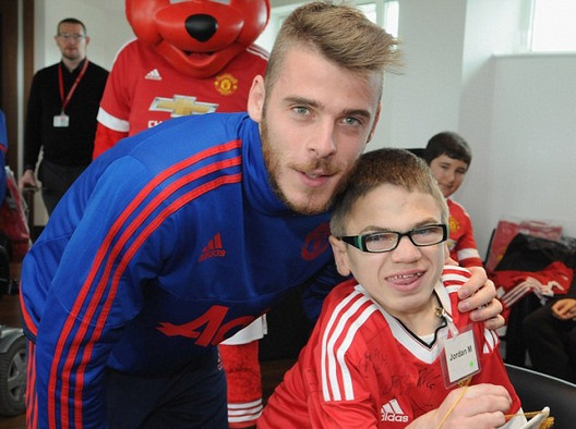 Sao MU mang niem vui den cac em nho co hoan canh dac biet hinh anh