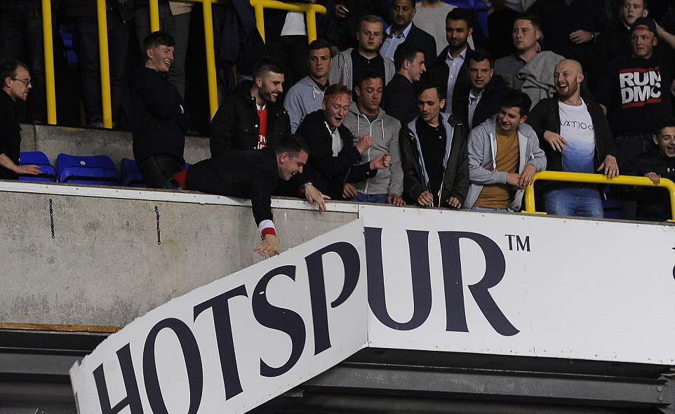 Arsenal doi mat an phat do fan nha gay roi hinh anh