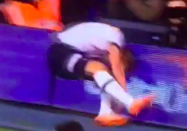 No luc khien Harry Kane huc manh dau vao bien quang cao hinh anh