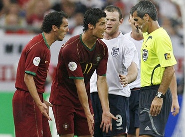Ronaldo khong hoi tiec vi khien Rooney nhan the do hinh anh