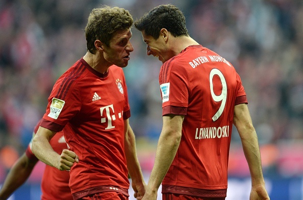 Lewandowski, Mueller lap cu dup giup Bayern ha Dortmund 5-1 hinh anh