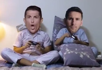 Video: Neu Ronaldo va Messi la doi ban than hinh anh