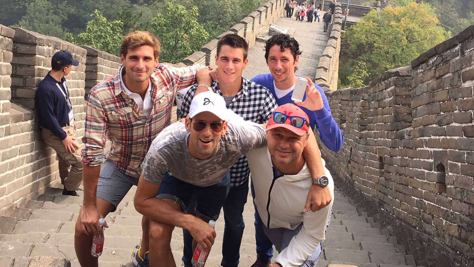 Djokovic va hai em trai hao hung tham Van ly truong thanh hinh anh