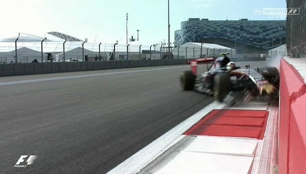 Pha mat lai khien chiec xe cua Carlos Sainz vo nat hinh anh