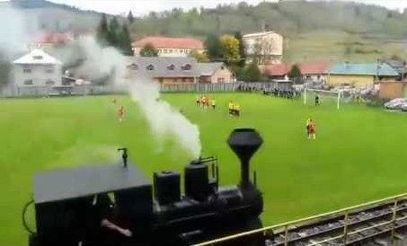 Tau hoa chay doc duong piste khi tran dau dang dien ra hinh anh