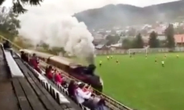 Tau hoa chay doc duong piste khi tran dau dang dien ra hinh anh