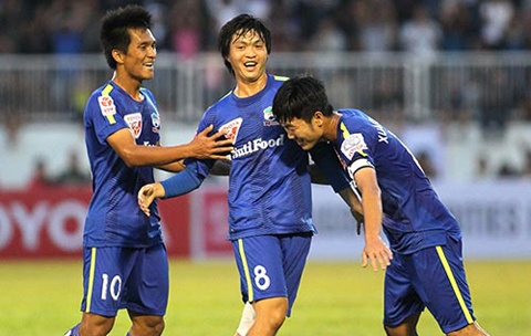 Tuấn Anh và Xuân Trường (phải) không hợp với triết lý bóng đá của Miura. Ảnh: Thể thao 24/7