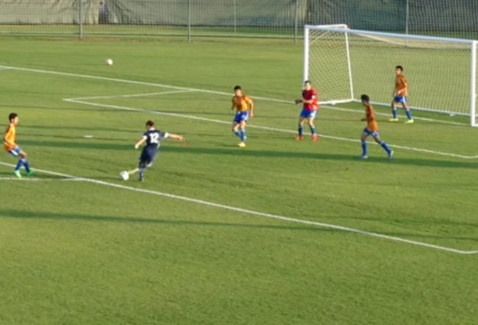 Cau thu nghiep du ghi ban bang cu rabona dang cap hinh anh