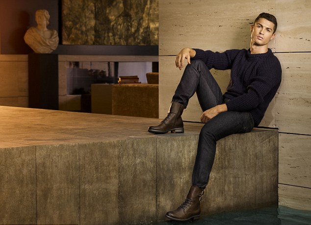 Ronaldo banh bao quang ba thuong hieu thoi trang CR7 hinh anh