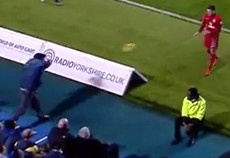 'Ball boy' tuc gian nem bong vao cau thu doi phuong hinh anh