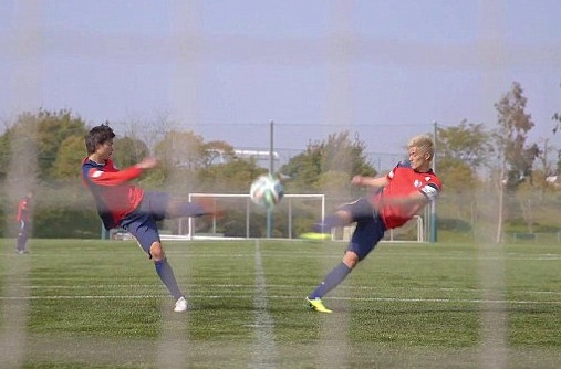 Cau thu trung hoc Nhat Ban tai hien sieu pham cua Henry hinh anh