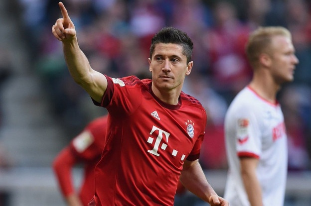 Bayern 4-0 Stuttgart: Lewandowski tiep tuc bo xa Ronaldo hinh anh