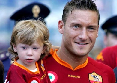 Lo con trai bi mafia bat coc, Totti tra tien cho canh sat hinh anh