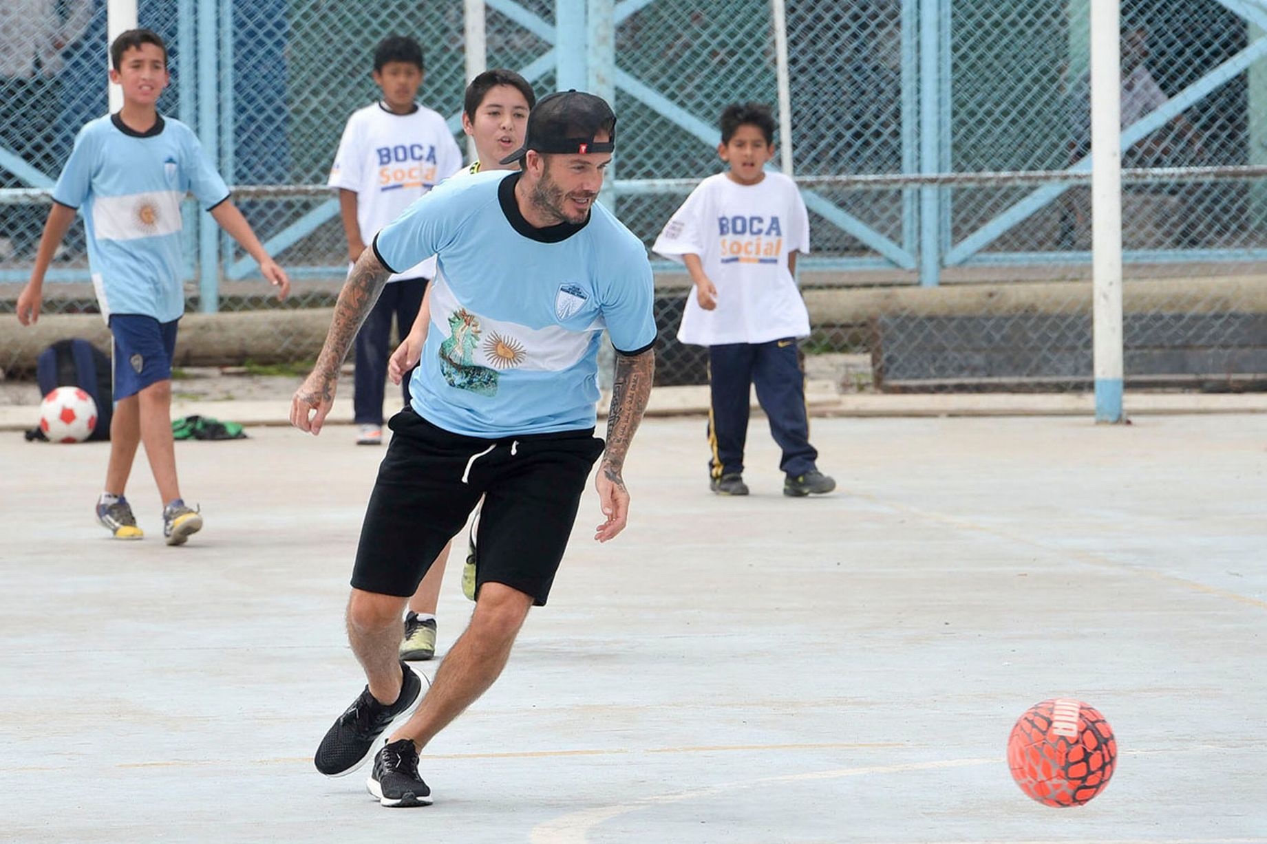 Beckham vui ve choi bong cung cac em nho khu o chuot hinh anh