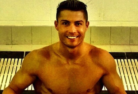 Ronaldo thich tam nuoc da vao giua dem hinh anh