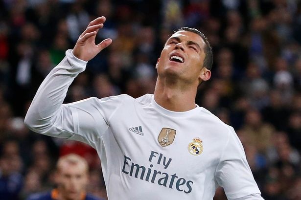 Ronaldo phan ung gian du sau tran El Clasico hinh anh