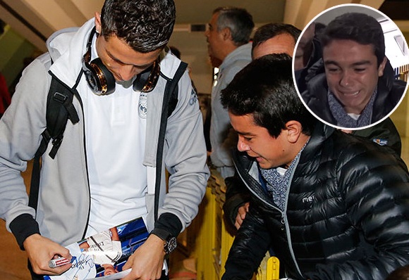 Fan khoc nuc no khi duoc Ronaldo ky tang hinh anh