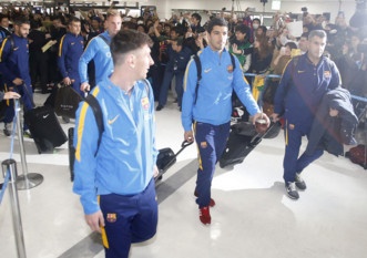 Hang nghin fan chao don Messi, Suarez, Neymar den Nhat Ban hinh anh