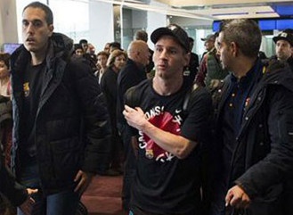 Messi bi fan dong huong nho nuoc bot vao nguoi hinh anh