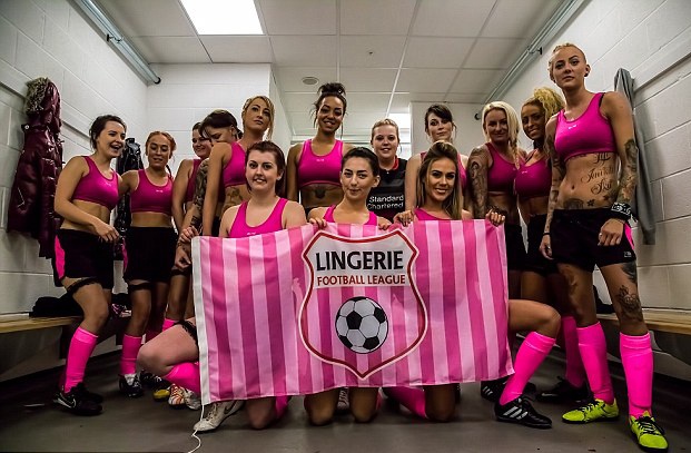 ‘The he vang MU 1992’ muon thanh lap giai bong da nu bikini hinh anh