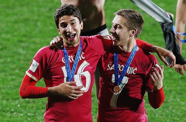 Cha giau ho chieu de con trai khong the gia nhap Liverpool hinh anh