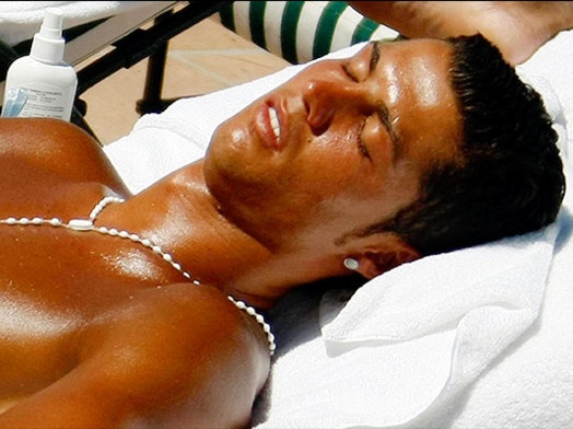 Ronaldo thuong danh nua ngay de ngu hinh anh