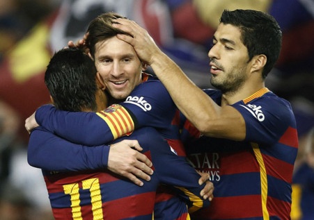 Messi ghi ban o tran thu 500, Barca doi lai ngoi dau tu Real hinh anh