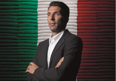 Buffon mat 20 trieu euro vi muon cuu nguoi lao dong hinh anh