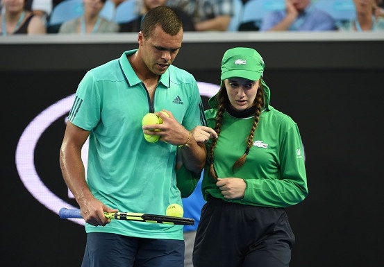 Tsonga dung tran dau, ‘giai cuu’ co gai nhat bong hinh anh