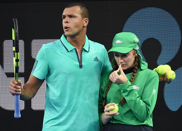 Tsonga giup do co gai nhat bong hinh anh