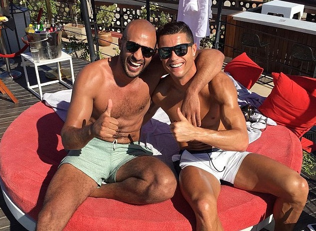 Real cam Ronaldo sang Bac Phi tham ban than hinh anh