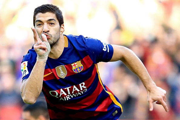 Bi duoi 2 nguoi, Atletico Madrid thua nguoc Barcelona 1-2 hinh anh