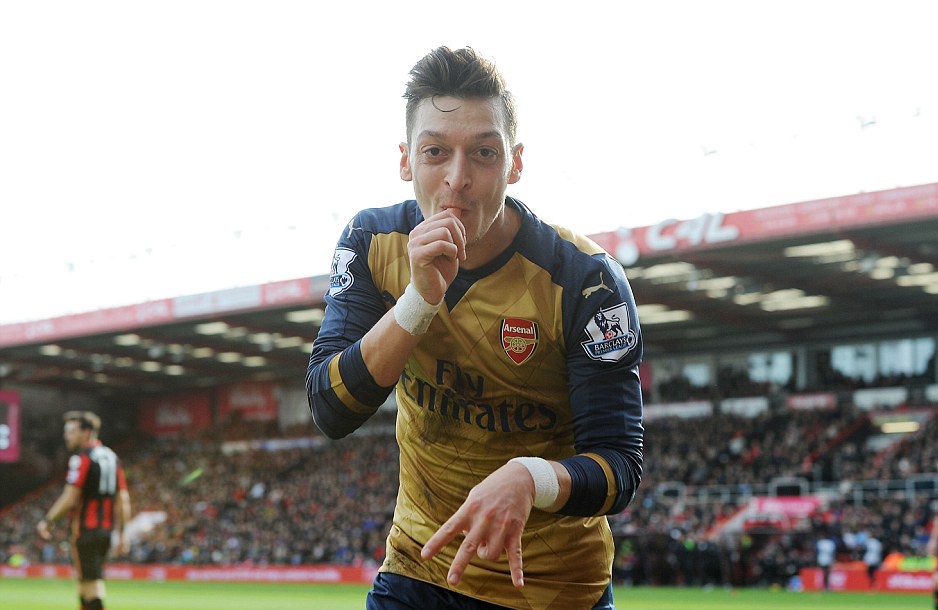 Ha Bournemouth 2-0, Arsenal tro lai duong dua vo dich hinh anh