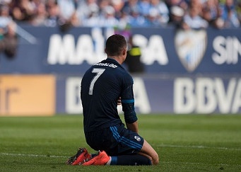 Ronaldo da hong phat den, Real bi Malaga cam hoa 1-1 hinh anh