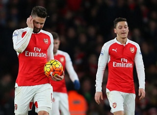 Cech mac sai lam, Arsenal thua nguoc Swansea hinh anh