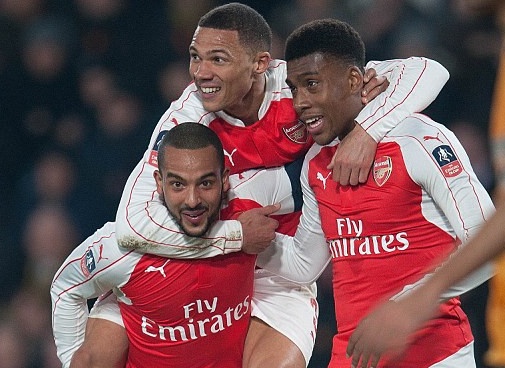Giroud, Walcott lap cu dup, Arsenal vao tu ket cup FA hinh anh