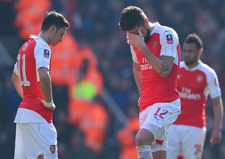 Bi loai khoi FA Cup, Arsenal doi mat mua giai trang tay hinh anh