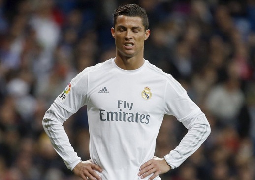 Ronaldo da hong penalty, Real van ha Sevilla 4-0 hinh anh