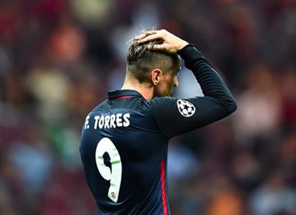 Torres ghi ban va nhan the do, Atletico thua nguoc Barca hinh anh