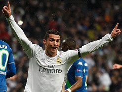 Real 3-0 Wolfsburg: Ronaldo sam vai nguoi hung hinh anh