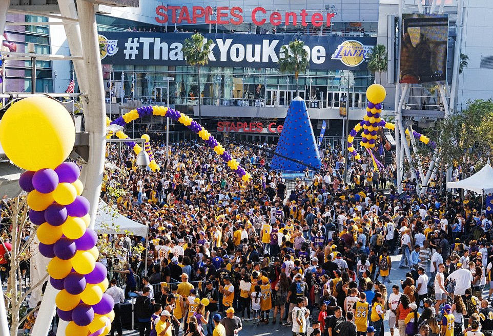 Kobe Bryant gia tu su nghiep anh 16