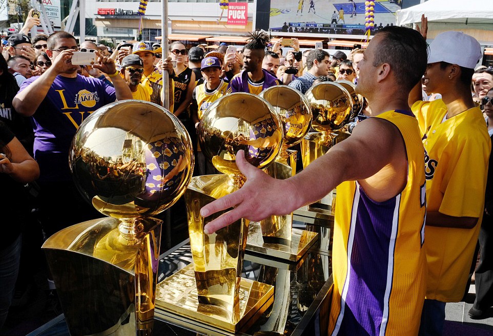 Kobe Bryant gia tu su nghiep anh 17