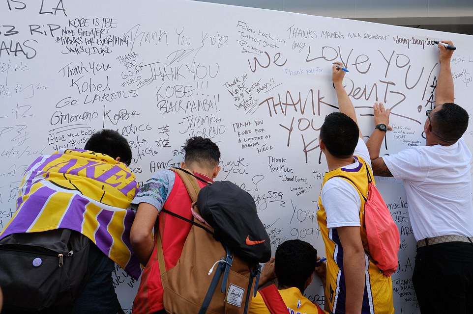 Kobe Bryant gia tu su nghiep anh 18